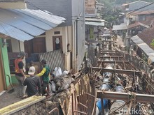 Tanggul Sungai Cikalintu Bandung Jebol, 3 Rumah Warga Rusak