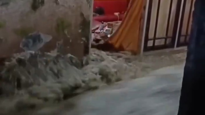 Video: Tanggul Sungai Cikalintu Jebol Bikin 3 Rumah Warga di Bandung Rusak