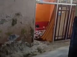 Video: Tanggul Sungai Cikalintu Jebol Bikin 3 Rumah Warga di Bandung Rusak