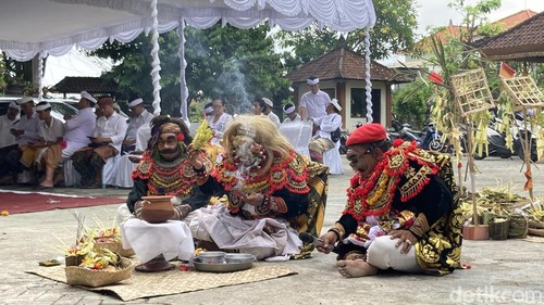 Tari sakral topeng Sidakarya di acara melaspas gedung baru Disdikpora Klungkung di Klungkung, Bali, Sabtu (31/10/2026).