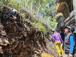 Tanah Longsor di Sekeloa Bandung, Akses Jalan Warga Tertutup