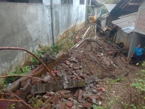 Tembok SD di Banyumas Ambruk Timpa Dapur Warga