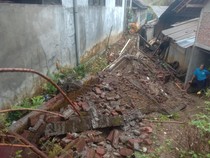 Tembok SD di Banyumas Ambruk Timpa Dapur Warga