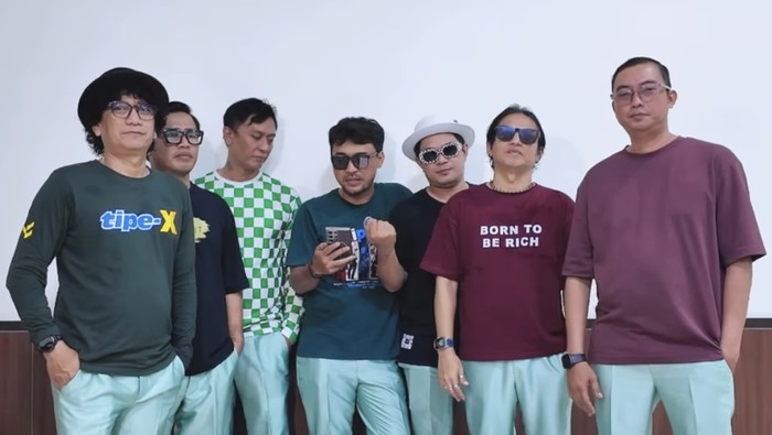 Tipe-X dalam media sosial miliknya.