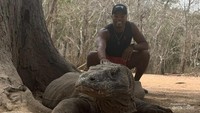 Evra berpose dengan seekor komodo di Taman Nasional Komodo Dok IG patrice.evra