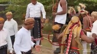 Evra sedang asyik berjoget bersama warga lokal di Kampung Melo Dok IG patrice.evra