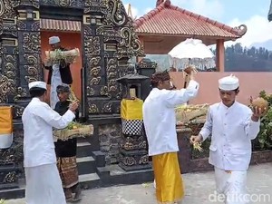 Umat Hindu Tengger Probolinggo Khusyuk Rayakan Hari Raya Saraswati