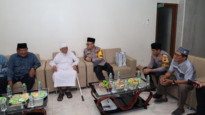 Wakapolda Jateng Brigjen Andi Herindra Rahmawan, bertemu Abu Bakar Baasyir, di Ponpes Islam Al-Mukmin Ngruki, Kecamatan Grogol, Kabupaten Sukoharjo, Sabtu (31/10/2026)