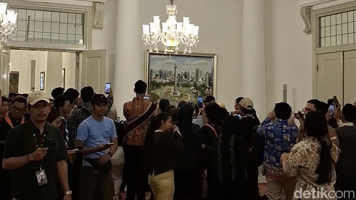 Warga menjelajahi ruang kerja Gubernur DKI Jakarta saat ikuti program Namu Balai Kota (Belia/detikcom)