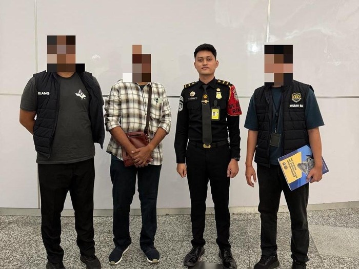 WN India berinisial SP saat dideportasi di Bandara I Gusti Ngurah Rai, Selasa (27/10/2026) (Dok. Imigrasi Ngurah Rai)