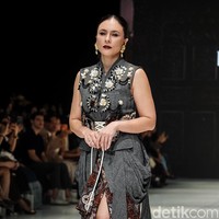 Pesona Luna Maya, Wulan Guritno & Tasya Farasya Catwalk di JFW 2027