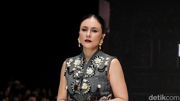 Pesona Luna Maya, Wulan Guritno & Tasya Farasya Catwalk di JFW 2027