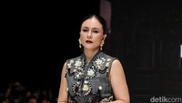 Pesona Luna Maya, Wulan Guritno & Tasya Farasya Catwalk di JFW 2027