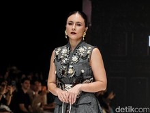 Pesona Luna Maya, Wulan Guritno & Tasya Farasya Catwalk di JFW 2027