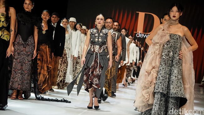 Wulan Guritno kembali melenggang di fashion show desainer Rinda Salmun di Jakarta Fashion Week (JFW) 2027. Wulan selalu menjadi model pilihan sang desainer setiap menggelar show di JFW.&nbsp;Foto: Tsaltsabillah Khairunissa/Wolipop