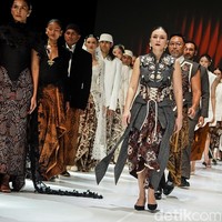 Wulan Guritno kembali melenggang di fashion show desainer Rinda Salmun di Jakarta Fashion Week (JFW) 2027. Wulan selalu menjadi model pilihan sang desainer setiap menggelar show di JFW.&nbsp;Foto: Tsaltsabillah Khairunissa/Wolipop