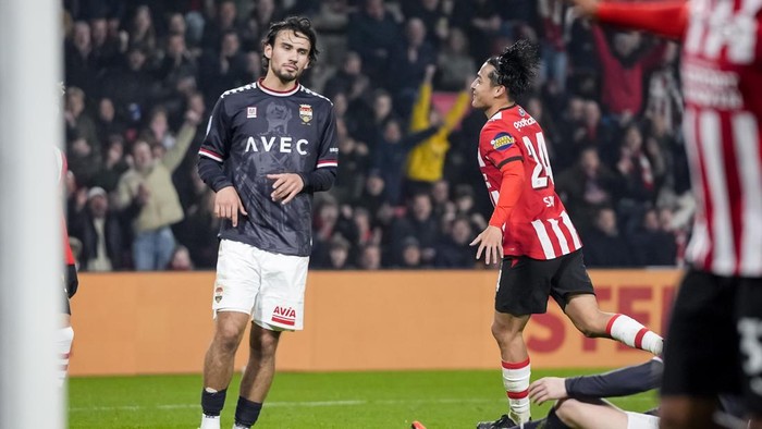 EINDHOVEN - (lr) Nathan Tjoe-A-On of Willem II reacts and Kodai Sano of PSV Eindhoven celebrates scoring the 6-0 during the Dutch Eredivisie match between PSV and Willem II at the Philips Stadium on October 31, 2026 in Eindhoven, the Netherlands. TOB
