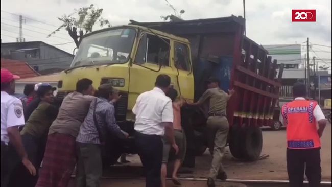 Terobos Palang Pintu  Truk  Dihajar Kereta