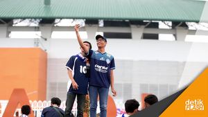 Suasana di Luar Stadion Jelang Final Piala Presiden