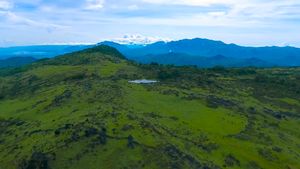 Vlog Tapal Batas - Amazing View di Hamparan Sabana Fulan Fehan