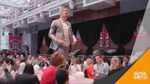 Ngakak! Pesepak Bola Schweinsteiger Berlaga di Catwalk