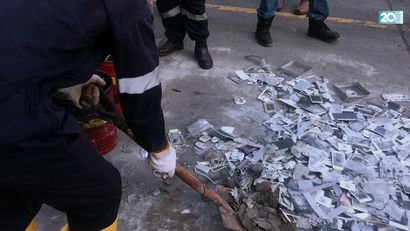 Melihat Langsung Proses Pemusnahan 23 Ribu Unit Oppo