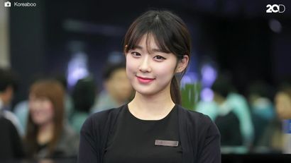 Viral, Karyawan Mercedes Benz Cantik Ini Kini Jadi Model