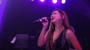Nadia Vega Bawa Mentari di dHot Music