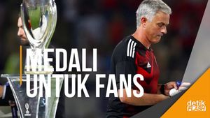 Mourinho Berikan Medali Piala Super Eropa ke Fans Cilik MU
