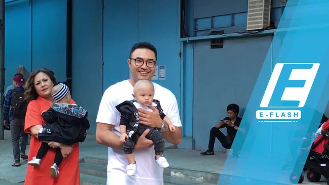 Gemas! Anak Kembar Surya Saputra Makin Aktif