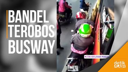 Duh… Pemotor Bandel Terjepit Bus TransJakarta 