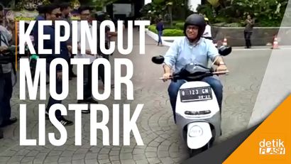 Saat Anies-Sandi Gemas Jajal Motor Listrik