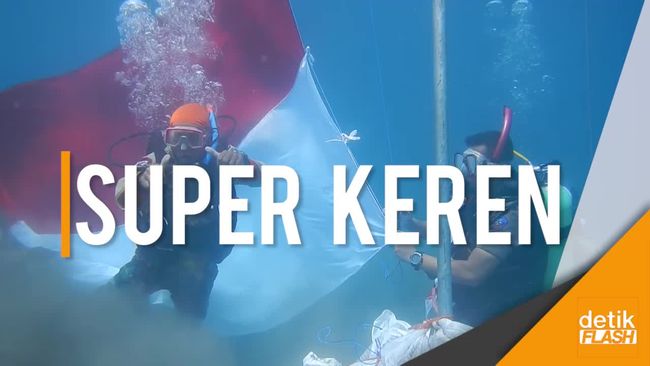 Saat Merah Putih Berkibar di Dasar Laut Saat Merah Putih Berkibar di Dasar Laut