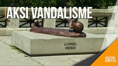 Patung Messi Tinggal Menyisakan Bagian Kaki
