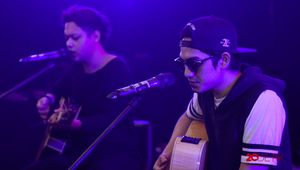 Friday Bawakan Anak Sekolah dan Closer Secara Akustik