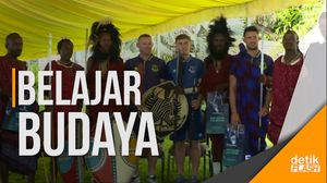 Tur pra-Musim di Tanzania, Rooney Cs Disambut Tarian Adat