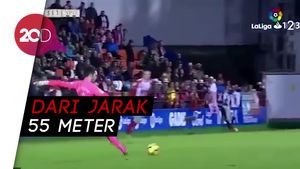  Spektakuler! Kiper Ini Cetak Gol dari Tengah Lapangan