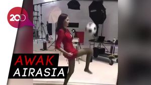 Keren! Pramugari Cantik Ini Lihai dalam Juggling Bola