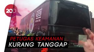 Guardiola Sesalkan Insiden Pelemparan Botol ke Bus City