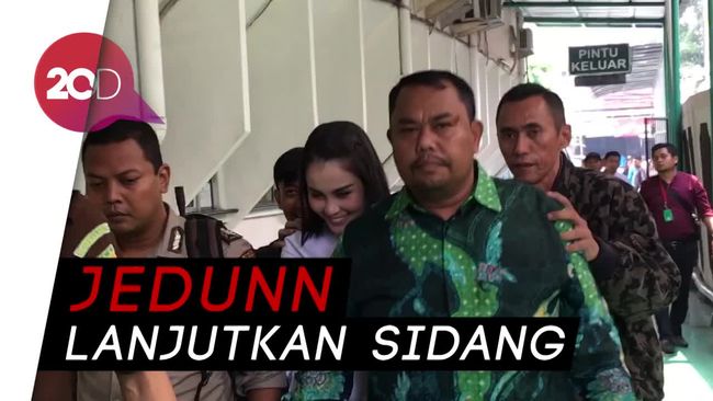 Senyum Jennifer Dunn Saat Tiba di PN Jaksel