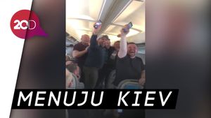 Lagi, Fans Liverpool Buat Gemuruh di Pesawat