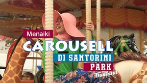 Menaiki Carousell di Santorini Park Thailand