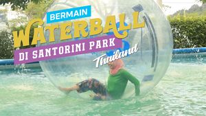 Bermain Waterball di Santorini Park Thailand