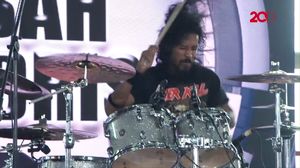 Aksi Gebuk Drum Abah Andris yang Penuh Energi