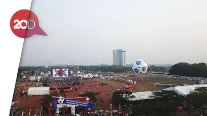 Melihat dari Langit Giring Bola Raksasa Sambut Final Piala Dunia