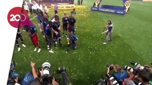 Pemalunya Kante Foto Bareng Trofi Piala Dunia