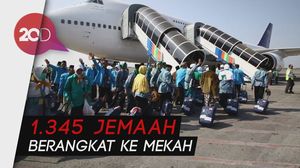 Jemaah Kloter Pertama Embarkasi Surabaya Terbang ke Tanah Suci