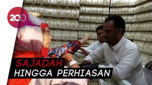 Gaya Unik Jemaah Emak-emak Tawar Harga Suvenir di Madinah