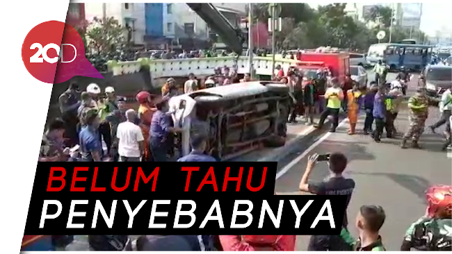  Mobil  Tercebur di  Kali Glodok 3 Penumpang Terluka