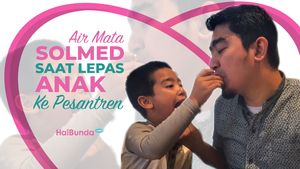 Air Mata Solmed Saat Lepas Anak ke Pesantren